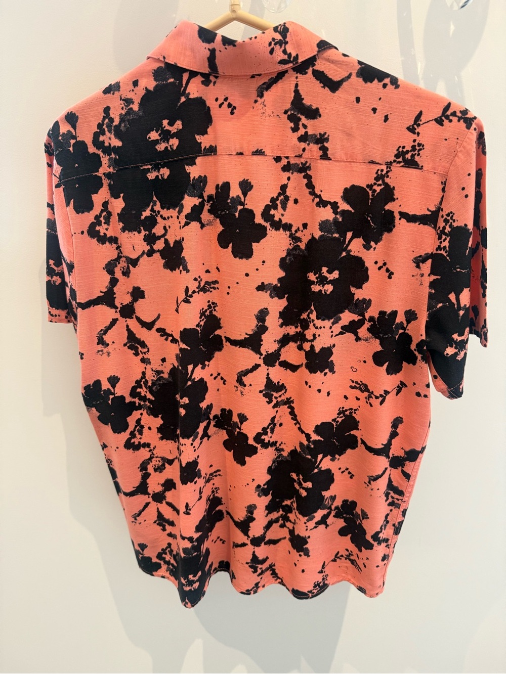 Volcom: Coral & Black Floral Burst Short-Sleeve Men's Shirt Sz: M (Like New) - Picture 6 of 7